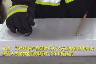 要不别走了？纳赛尔赛后亲切拥抱姆巴佩，笑容满面